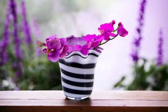 Loranto Bloemenvaas Zebra met paarse Binnenkant Mondgeblazen Glas 20 x 19 cm wit