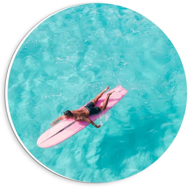 KuijsFotoprint Forex Wandcirkel - Man op Roze Surfplank - 20x20cm Foto op Wandcirkel (met ophangsysteem) Blauw