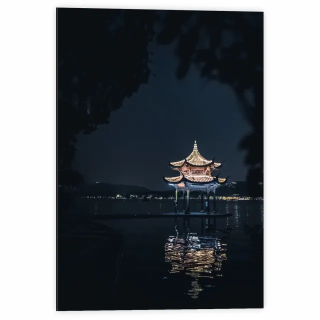 KuijsFotoprint Dibond - Lichtgevend Kapelletje op het Water - 40x60cm Foto op Aluminium (Met Ophangsysteem) Blauw
