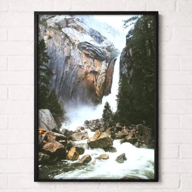Kleurmedia Waterval tussen de Bergen Poster - Mountain Water Collection - Natuur Posters - A2+ 43,2 x 61 cm Blauw