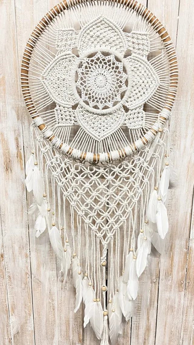 Zus & Zo Dromenvanger bloemgeborduurd macrame naturel kralen wit/naturel ±32cm