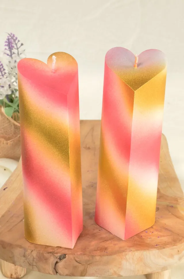 MilaNNE Harten kaars "PRAAG" in goud en rood metallic en een vleugje wit. - Gemaakt door Candles by Milanne -BEKIJK VIDEO