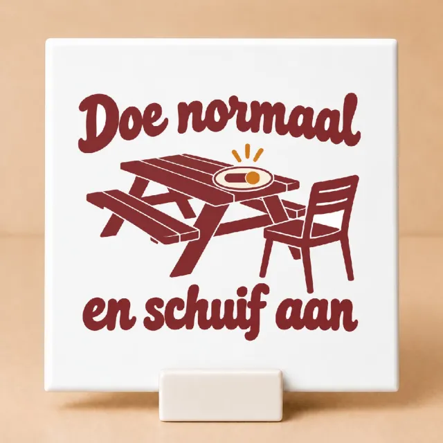Bedruk King Speelse Gezelligheidsmaxxing Tegel – Jaren 70 Retro Wanddecoratie met Humoristische Tekst voor Thuis en Café - 11 x 11 cm met houder Wit
