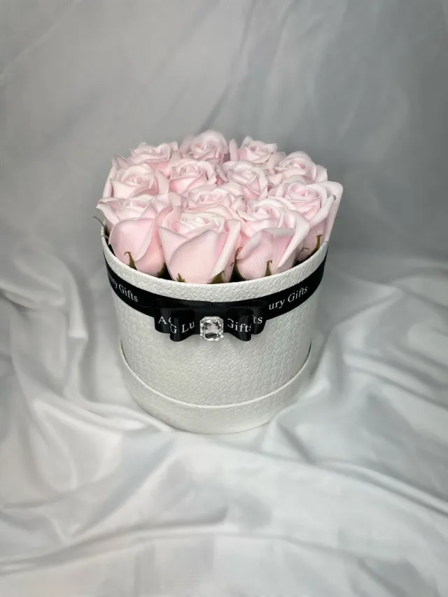 AG Luxurygift AG Luxurygifts flower box - rozen box - Valentijnsdag - moederdag - cadeau - soap roses - luxe - unieke cadeau - gift - wit - roze
