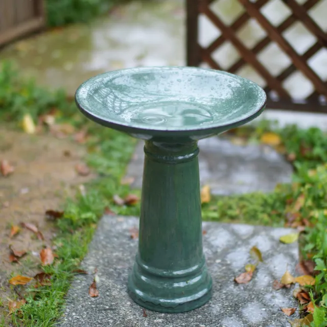 REDOM Keramisch vogelbad - Handgemaakt - Hoge voet met geribbelde sokkel - Weer- en vorstbestendig - Tuin terras en balkon - Keramiek - Donkergroen - Ø 31,5 cm x H 38 cm