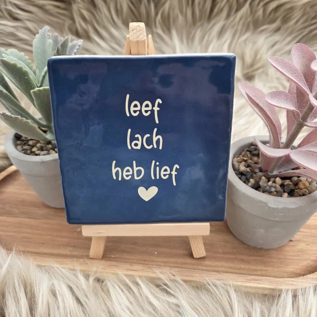 CreaCraft Robuust Wenstegeltje – leef lach heb lief - Handmade – Hip trendy tegeltje – Housewarmingcadeau of zomaar – 10x10 cm – Wanddecoratie –Sfeervol en Persoonlijk - Vriend(in) – Trendy nu – Decoratief Tegeltje met Standaard – Cadeau Idee - CreaCraft Donkerblauw/Beige