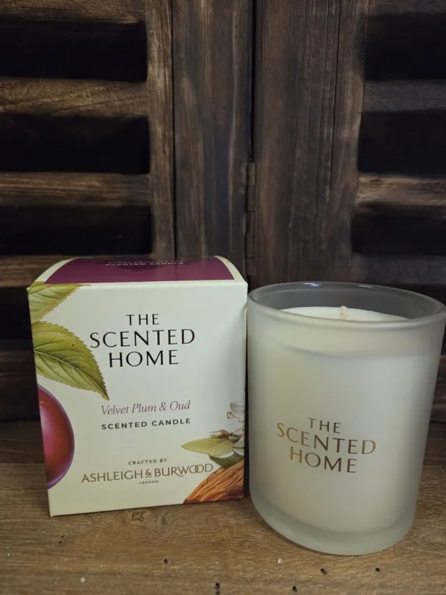 Ashleigh & Burwood London Ashleigh & Burwood Velvet Plum & Oud - geurkaars - 40 branduren - 1 stuk creme