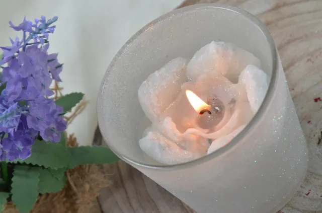 MilaNNE Candles by Milanne, Grote Witte Roos Glitterkaars in exclusief glazen pot. H: 8.5 cm - BEKIJK VIDEO
