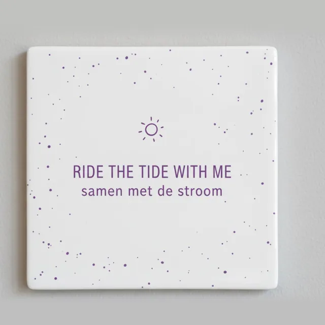Nevolis Ride the Tide With Me – Inspirerende Quote Keramische Tegel 15 × 15 cm | Minimalistische Motiverende Woondecoratie Multi Color