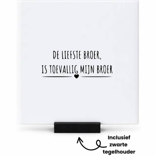 Hacebo De liefste broer, is toevallig mijn broer tegeltje met tegelhouder - Broer - cadeau broer - tegeltjes met tekst - Leuk cadeau voor je broer om te geven - verjaardag broer - spreuktegels - 10.8x10.8 CM Wit