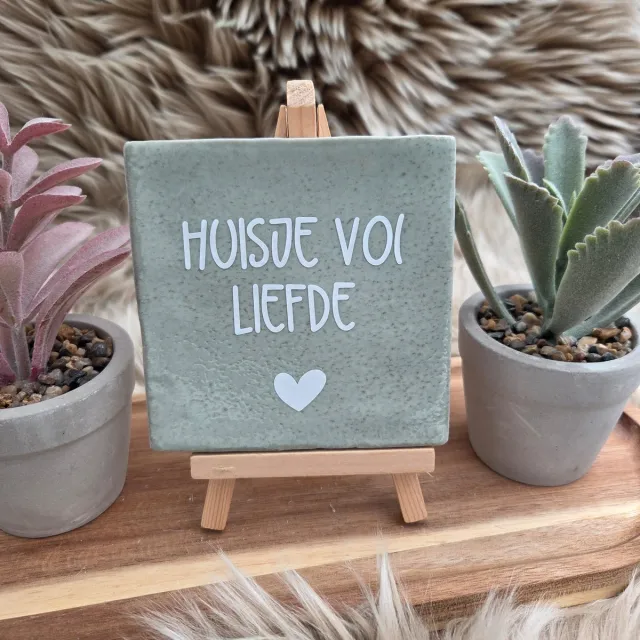 CreaCraft Robuust Wenstegeltje – Huisje vol Liefde – Tegeltje met Spreuk – Cadeau voor Nieuwe Woning, Housewarming of Gezinscadeau – Sfeervol en Persoonlijk – Trendy nu – Decoratief Tegeltje met Standaard – Cadeau Idee - Tegeltje met tekst robuust mintgroen/wit