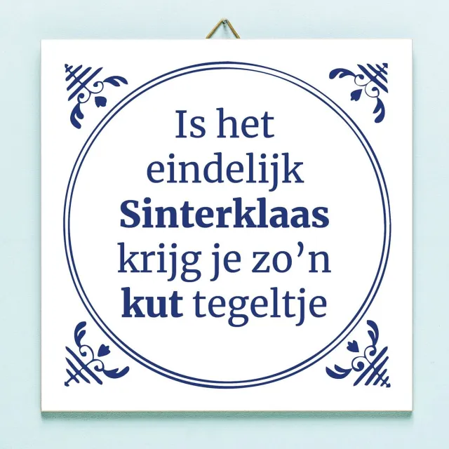 Tegeltje Is het eindelijk Sinterklaas krijg ik zo’n kut tegeltje van Ditverzinjeniet wit, blauw