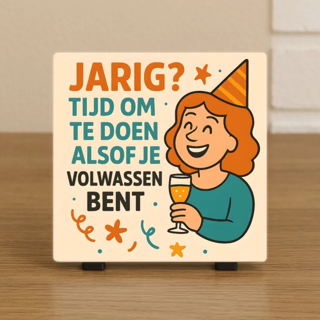 CreaCraft Wenstegeltje Jarig – Tijd om te Doen Alsof je Volwassen Bent – Verjaardagscadeau – Stijlvolle Woondecoratie met Boodschap – Trendy nu– Hip trendy tegeltje – Cadeau – Zomaar – Decoratief Tegeltje met Standaard – Cadeau Idee Illustratie