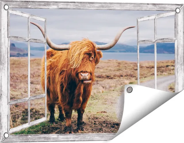 Gards Tuinposter Doorkijk Schotse Hooglander Koe op de Weg - 60x40 cm - Tuindoek - Tuindecoratie - Wanddecoratie buiten - Tuinschilderij Grijs