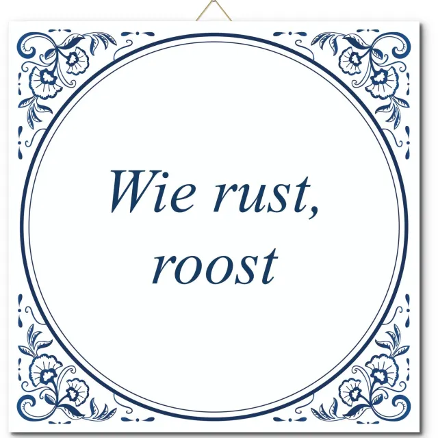 De Tegeltjesfabriek Tegeltje: Wie rust, roost (met hangertje) wit en blauw