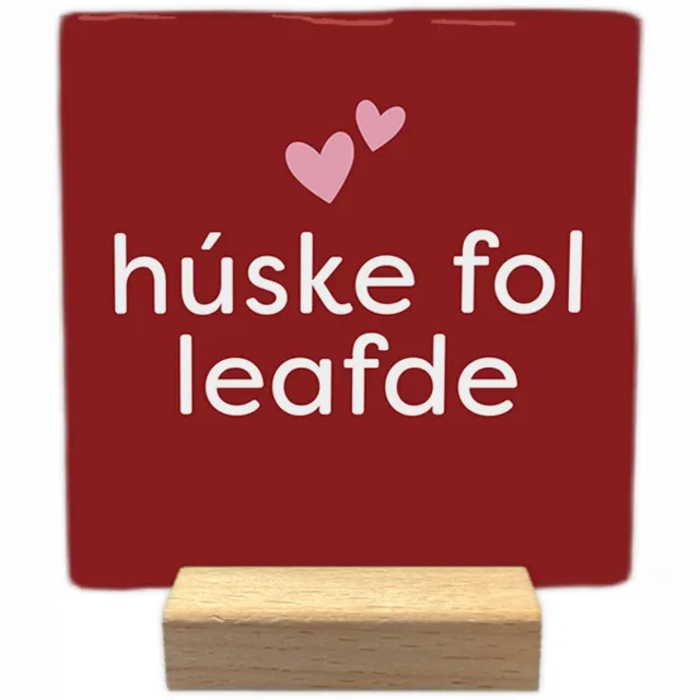 Artige Decoratie tegeltje met tekst - Húske fol leafde - keramisch - 10x10 cm - inclusief houder Rood