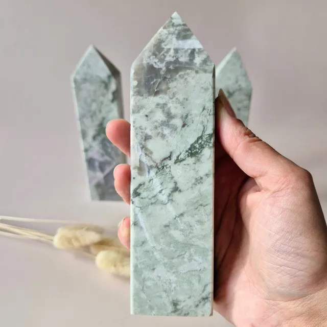Moonlight Gemstones Edelsteen Hackmaniet toren – helderheid, energetische bescherming & spirituele verstilling Meerkleurig