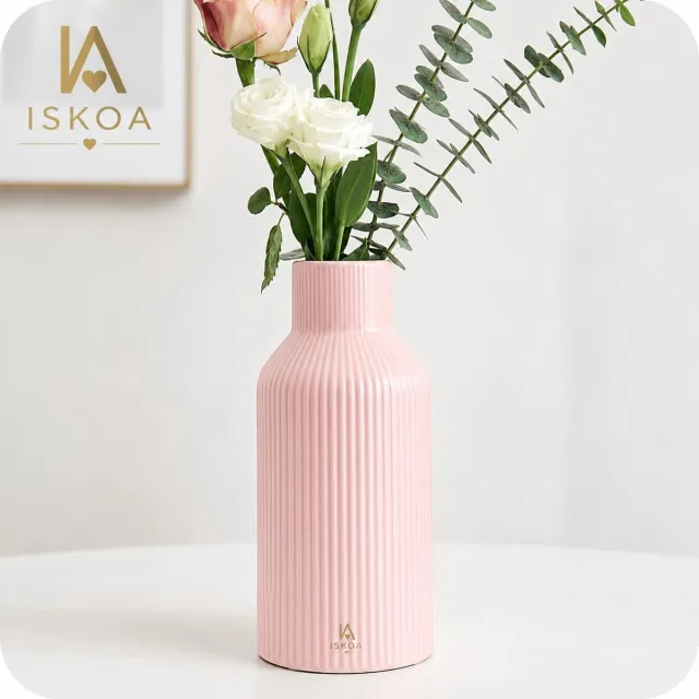ISKOA Keramische vaas met verticale textuur voor pampasgras – Modern minimalistisch decor voor eettafel, boekenkast, schoorsteenmantel – Roze, 9,2 x 5 x 20,5 cm