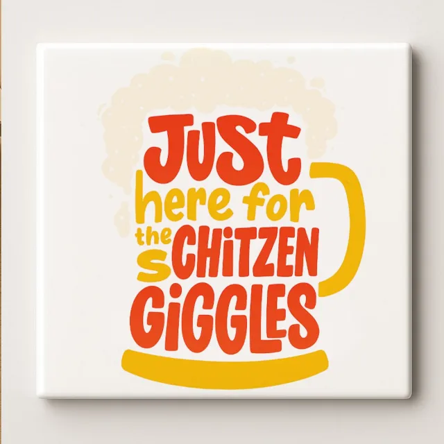 Nevolis Grappige Bier Quote Tegel “Just Here for the Schitzen Giggles” – 15x15 cm Keramische Muurtegel – Humoristische Bardecoratie, Perfect Cadeau voor Bierliefhebbers Multi Color