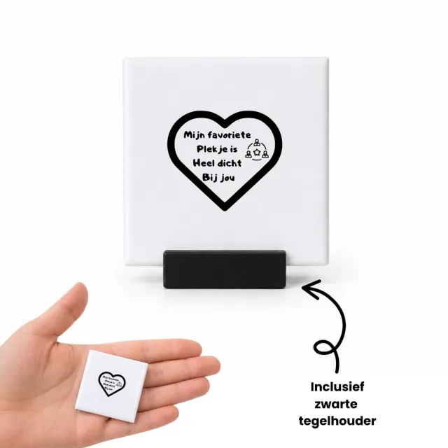 Hacebo Mijn favoriete plekje is heel dicht bij jou tegeltje met tegelhouder - Vriendschap - vriend/ vriendin - tegeltjes met tekst - Liefde - Vrienden - Leuk cadeau om te geven - spreuktegels - 4.8x4.8 CM Wit
