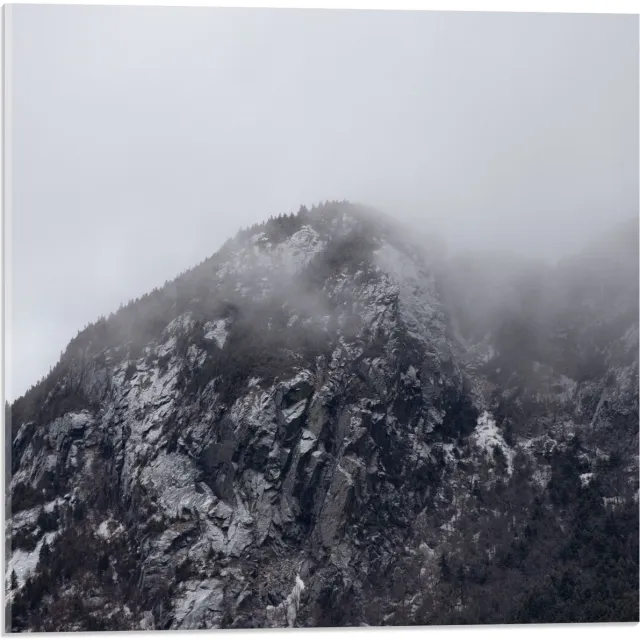 KuijsFotoprint Acrylglas - Berg met Mist (zwart/wit) - 50x50cm Foto op Acrylglas (Met Ophangsysteem)