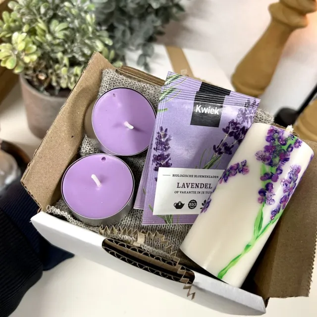 Charlie's Giftbox Charlie’s Lavendel Cadeaubox – Handgemaakte Natuurlijke Kaars – Origineel Cadeau voor Ontspanning Paars