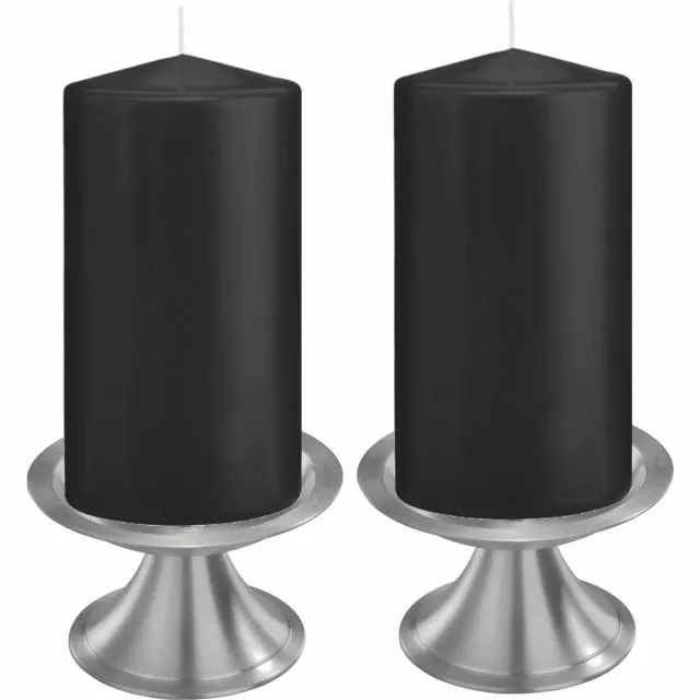 Trend Candles Set van 2x zwarte cilinderkaarsen/stompkaarsen 8 x 15 cm met 2x zilveren metalen kaarsenhouders