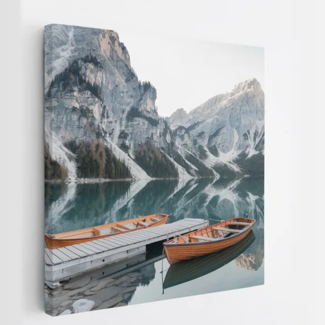 Saammp Canvas Schilderij - Boot in de dolomieten - Landschap - Natuur - 100x100 - Foto op canvas - Wanddecoratie - Muurdecoratie Woonkamer - Slaapkamer decoratie - Canvas Print Multicolor