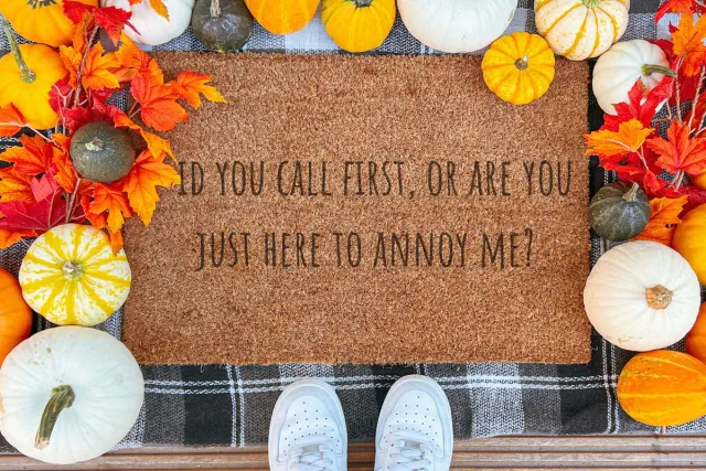 Laser Point Did You Call First Or Are You Just Here To Annoy Me | 90x60 cm | Nieuwe huis cadeau | Ingangsmat | Deurmat met stijl | Verhuizing cadeau | Praktisch & trendy | Perfect voor binnenkomst | Cadeau voor nieuwe woning bruin | zwart (gravering 90x60)