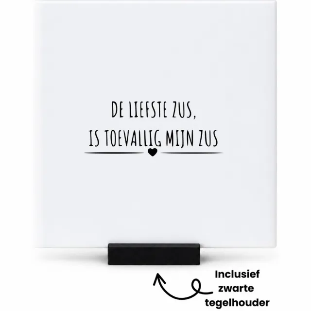 Hacebo De liefste zus is toevallig mijn zus tegeltje met tegelhouder - Zus - cadeau zus - tegeltjes met tekst - Leuk cadeau voor je zus om te geven - cadeau zus - spreuktegels - 10.8x10.8 CM Wit