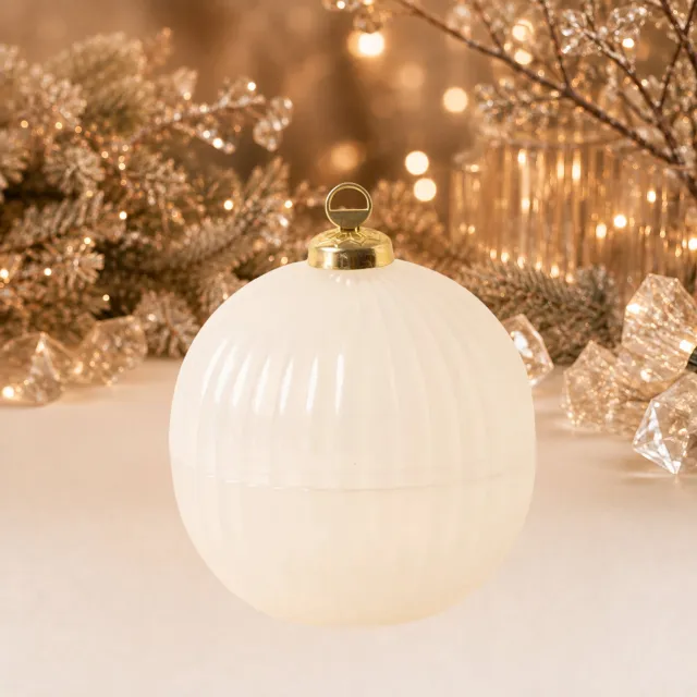 Het Geurhuisje Luxe Glazen Kerstbal Geurkaars met deksel - Wit - Knisperende Houten Lont – Limited Edition – Dierproefvrij - Handgemaakt - Geïnspireerd op Jankie Home Sweet Home