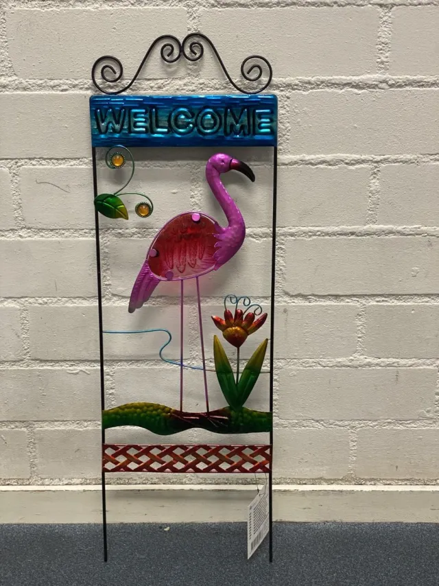 Impuls Metalen tuinsteker Welcome + flamingo - metaal + glas - zwart + meerkleurig - hoogte 68 cm x 22 x 1.5 cm - Tuindecoratie - tuinstekers Zwart + meerkleurig - Flamingo