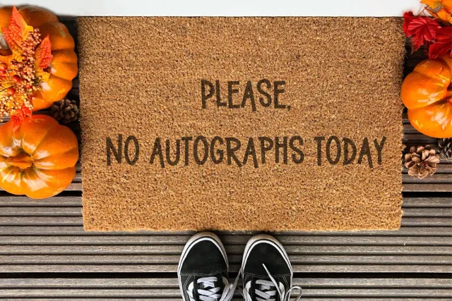 Laser Point Please No Autographs Today | 90x60 cm | Nieuwe huis cadeau | Ingangsmat | Deurmat met stijl | Verhuizing cadeau | Praktisch & trendy | Perfect voor binnenkomst | Cadeau voor nieuwe woning Bruin | Zwart (Gravering 90x60)