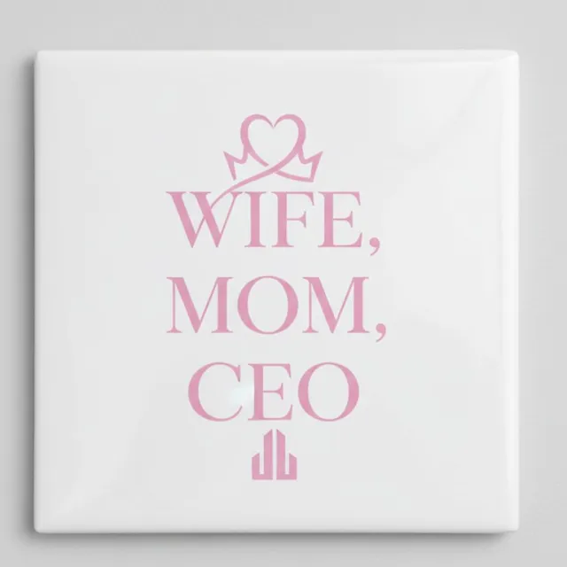 Nevolis “Wife, Mom, CEO” Tekst Tegel – Elegante Roze Typografie Wanddecoratie – Inspirerende Keramische Tegel 15 × 15 cm Multi Color