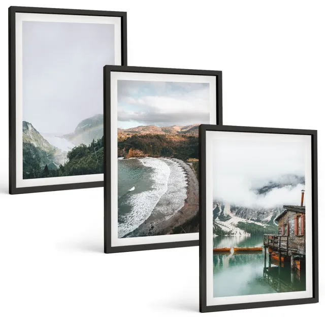 TULUP 4-Delige Schilderij Set - Uitzicht op de bergen en het strand met wolken en water. - 40 x 60 cm - Moderne Wanddecoratie - Woonkamer Zwarte lijst