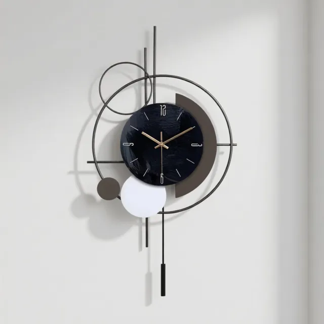 J.T.R Abstracte Wandklok met Slinger, Zwart en Goud, 82 cm Hoog.