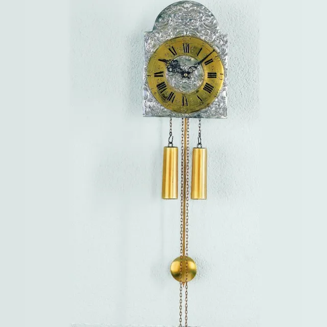 AMS Moderne AMS wandklok mechanisch met slinger zilver