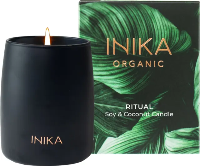 INIKA Organic INIKA - Ritual Soy & Coconut Candle - Soja & Kokos Was - Vrij van giftige stoffen - Luxe Geurkaars met Rozemarijn, Lavendel & Cederhout - 40 Branduren Crème - Licht geel