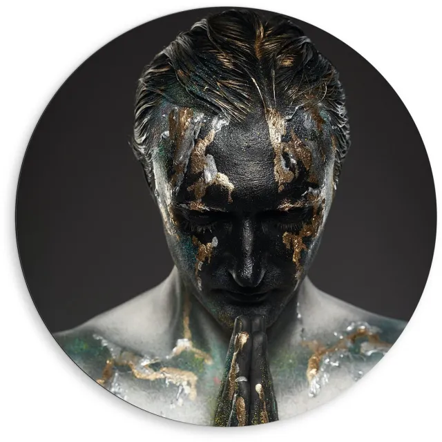 KuijsFotoprint Dibond Wandcirkel - Biddende Man van Glitter - 80x80cm Foto op Aluminium Wandcirkel (met ophangsysteem) Blauw