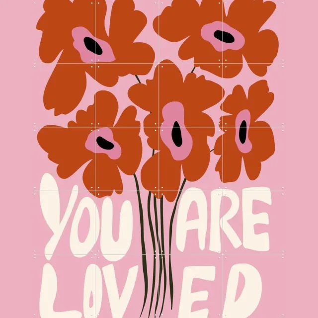 IXXI You Are Loved, Miho Art Studio & Various - 80 x 100 cm - Grote wanddecoratie en posters - Pop art, Illustraties, Grafisch Ontwerp, Typografie Rood / Roze