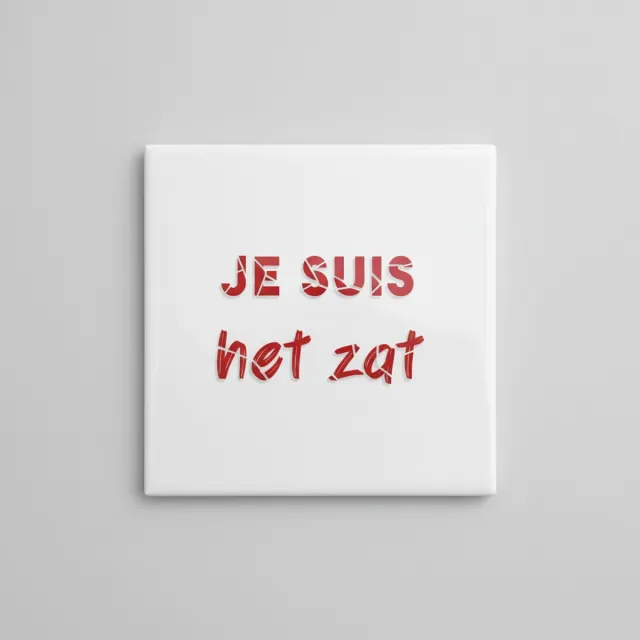 Nevolis Grappige Quote Keramische Tegel “Je Suis Het Zat” – Stoere Rode Tekst Statement Wanddecoratie – Decoratieve Tegel 15 × 15 cm Multi Color