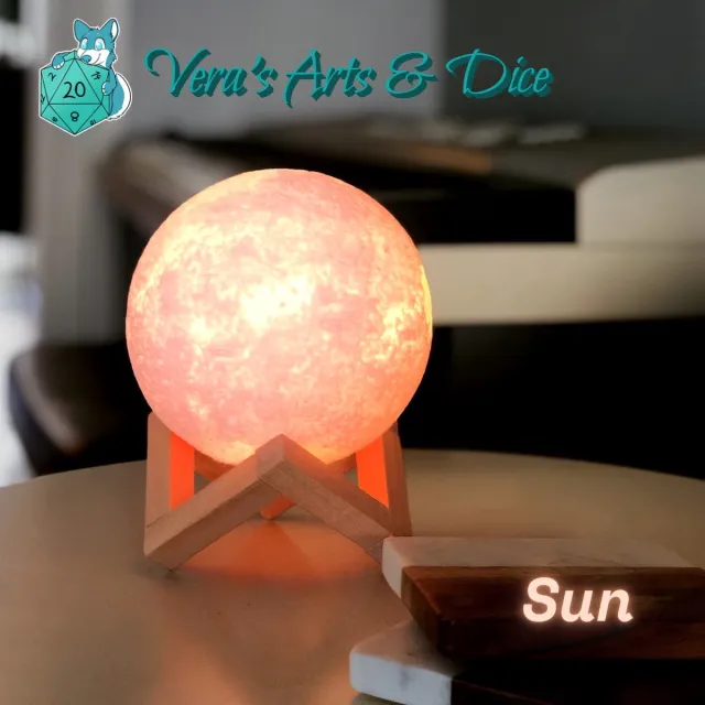 Vera's Arts & Dice Zon Lamp | Vera's Arts & Dice | 16 Verschillende Kleuren | Planeet Lampen | LED Lamp | Oplaadbaar Dimbaar Stroboscoop Effect Mogelijk Aanraak Gevoelig Afstandsbediening | 3D Print Handmade | Lampen Verlichting Sfeerverlichting | Slaapkamer Woonkamer