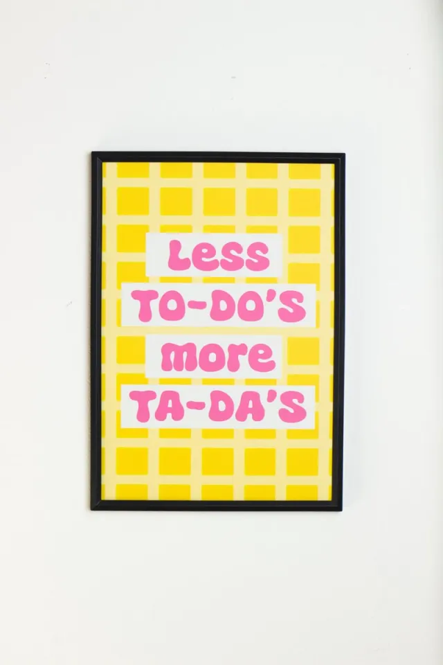 Flamingles Schilderij - Less To-Do’s More Ta-Da’s – Schilderij 30x40 cm – Zwarte Lijst – Motiverende Tekstposter / Wanddecoratie Kantoor Geel
