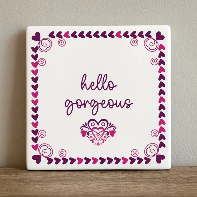 Nevolis Hello Gorgeous Inspirerende Keramische Tegel – Romantische Quote Wanddecoratie met Hartjeslijst – 15 x 15 cm Multi Color
