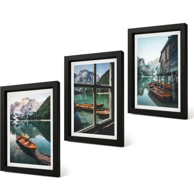 Coloray 4-Delige Schilderij Set - Uitzicht op een bergmeer met boten en een huis aan het water. - 20 x 30 cm - Muurdecoratie - Decoratieve Schilderijen - Wohnzimmer - Moderne Wanddecoratie Zwarte lijst