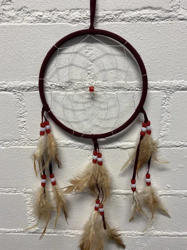Impuls Dromenvanger met veren - bordeaux rood - Dreamcatcher with feathers- Dia 15 cm x lengte 40 cm