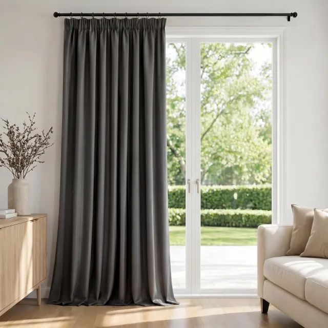 Famanu Verduisterend gordijn met plooiband, antracietgrijs, 145 x 140 cm, ideaal voor slaapkamers en woonkamers, biedt een elegant design en effectief verduisterend effect voor een comfortabele en rustige omgeving