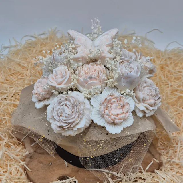 Kaarsgeschenk Kaarsenboeket Butterfly Dream - Kaars boeket - Cadeau - Geschenk - Cadeau voor haar - Uniek cadeau - Origineel cadeau - Bloem kaarsen boeket - Candle bouquet Peachy en wit