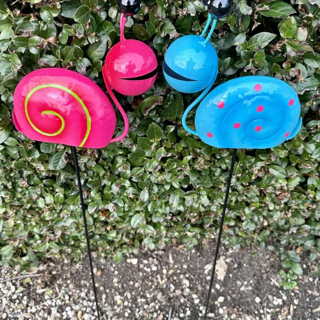 Impuls Metalen deco tuinstekers "slakken" - Set van 2 stuks - roze + blauw - hoogte 85 x 23 x 2 cm - Tuinaccessoires - Tuindecoratie – Tuinstekers Roze en blauw - slakken