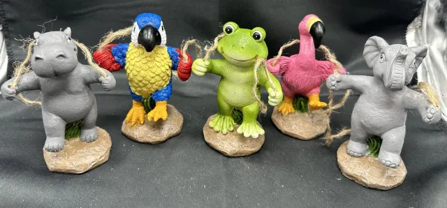 Impuls Polyresin hangende dieren "nijlpaard/papegaai/kikker/flamingo/olifant" - Set van 5 stuks - meerkleurig - hangend en staand model - hoogte incl. touw 17 x 9 x 5 cm - met ophangtouw - Voor binnen of buiten - Tuinaccessoires - Woonaccessoires